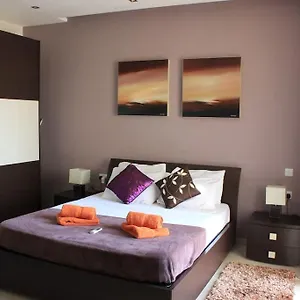 Sunny 2 Bedroom, 2 Bathrooms, Seaside Apt. Appartamento Sliema